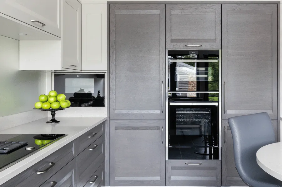 Integrated ovens in tall kitchen units and microwave integrated above kitchen worktop